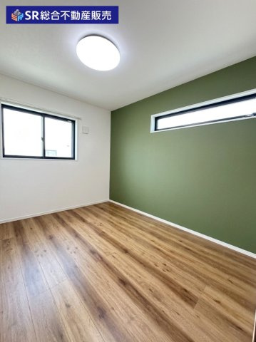 吉原1丁目中古戸建の洋室|2F7.5帖洋室。落ち着いて過ごせそうな色味のクロスで寝室にいかがでしょうか。（AIにより家具・小物類を消去しています。）