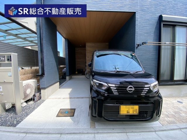 吉原1丁目中古戸建の駐車場|駐車スペースは1台分のビルトインガレージ有！自転車・バイクも置けます。