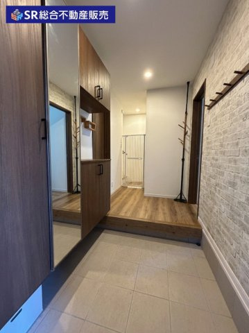 吉原1丁目中古戸建の玄関|姿見付のシューズボックスがあり、お出かけ前に身だしなみチェックができます♪（AIにより家具・小物類を消去しています。）