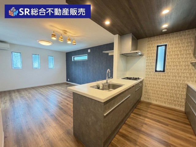 吉原1丁目中古戸建の居間・リビング|リビングは3面採光で明るく開放感のある空間です！浴室乾燥機もあります！（AIにより家具・小物類を消去しています。）