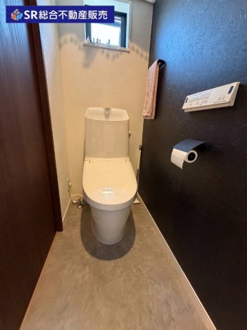 吉原1丁目中古戸建のトイレ|温水洗浄便座もございます♪（2Fトイレ）（AIにより家具・小物類を消去しています。）