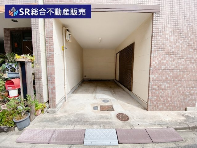 吉田5丁目中古戸建の駐車場|お車をお持ちの方には必要な駐車場は駐車スペース1台分（車種による）です！ビルトインガレージで直接洋室と行き来できるので荷物の積み下ろしもスムーズです！