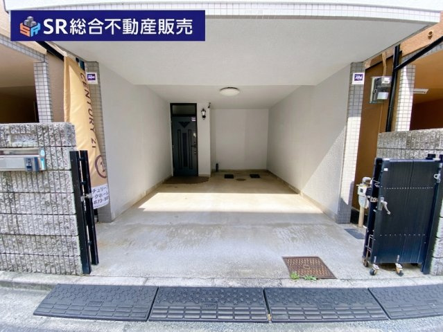 川田1丁目中古戸建の駐車場|お車をお持ちの方には必要な駐車場はビルトインガレージ（車種による）で、自転車・バイクも置けます！
