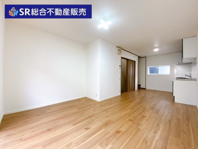 川田1丁目中古戸建の居間・リビング|内覧時はご来店後同行・現地待ち合わせ・ご希望場所までの送迎などお気軽にご相談ください。