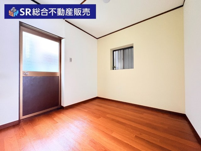 衣摺4丁目中古戸建の洋室|1階4.5帖洋室：ガレージへ出入りできるお部屋です。書斎としても◎
