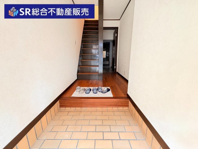 衣摺4丁目中古戸建の玄関|当日予約も大歓迎です！土日祝、雨の日やお子様連れのお客様の送迎も可能ですのでお気になさらずお問合せ下さい。お仕事終わりのお時間にも柔軟に対応致しますのでお気軽にお申し付け下さいませ。