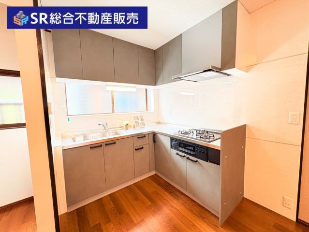 衣摺4丁目中古戸建のキッチン|人気のL字型キッチンです！キッチン天板に物が沢山おけるので広々お料理できます。
