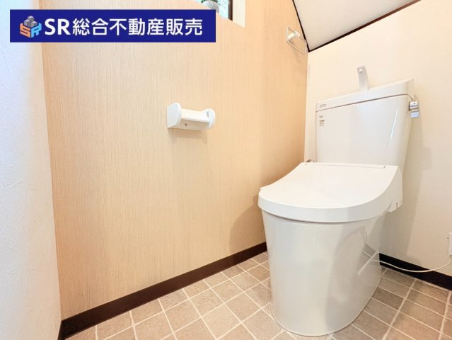 衣摺4丁目中古戸建のトイレ|清潔感のあるトイレです。温水洗浄便座もございます♪

