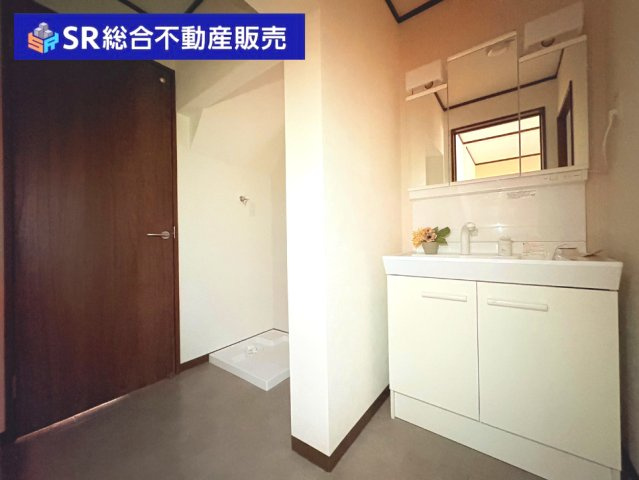 衣摺4丁目中古戸建の脱衣所|広めの脱衣場には、室内洗濯機置き場・独立洗面台もございます♪

