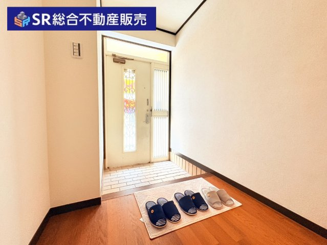 衣摺4丁目中古戸建の玄関|シンプルで使いやすい玄関です♪
