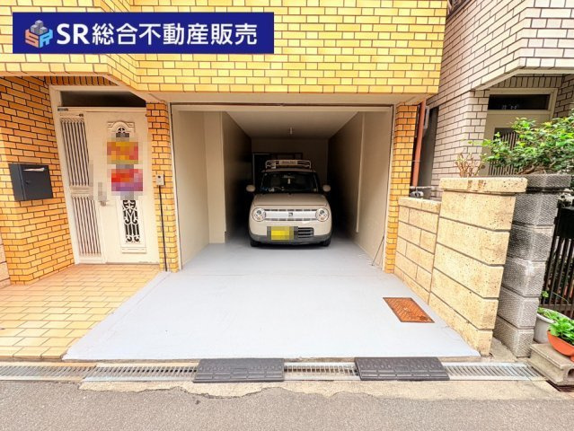 衣摺4丁目中古戸建の駐車場|駐車場は、シャッター付き車庫です。盗難防止・大切なお車を雨風から守ります！
