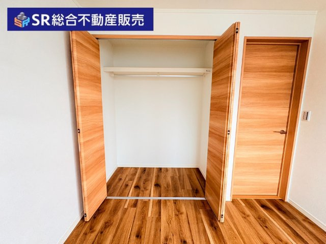 稲田新町3丁目中古戸建の収納|2階5.7帖洋室南側の収納です。全居室収納有りなのも嬉しいポイントです★