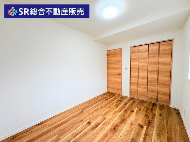 稲田新町3丁目中古戸建の寝室|2階5.7帖洋室北側：シンプルな空間は家具の配置がしやすいです！
