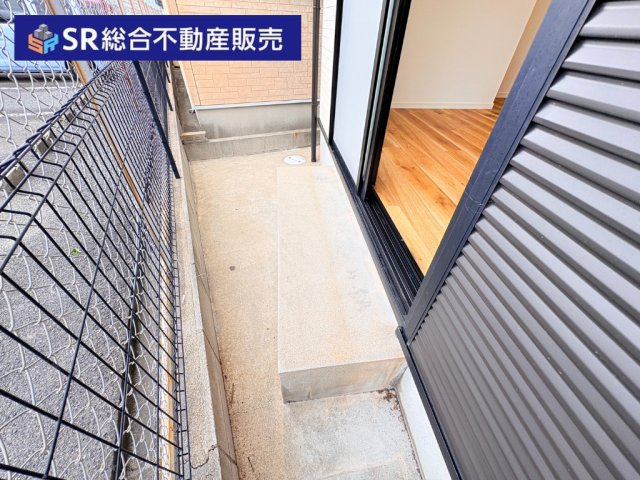 稲田新町3丁目中古戸建の庭|リビング掃出し窓から小庭に出入りできます♪