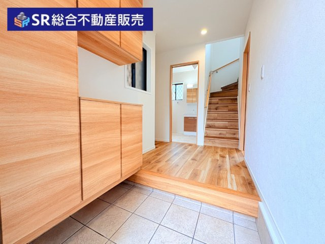 稲田新町3丁目中古戸建の玄関|玄関には大容量のシューズボックスもございます！
