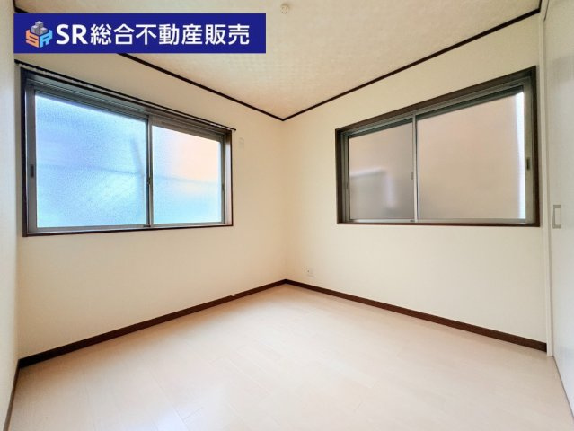 高井田中1丁目中古戸建の寝室|1階洋室5.5帖：2面採光で明るい設計です！
