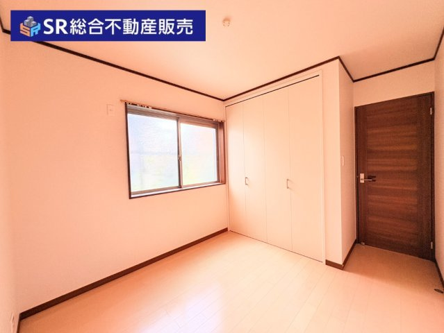 高井田中1丁目中古戸建の子供部屋|1階洋室5.5帖：個人のお部屋としてもいかがでしょうか☆
