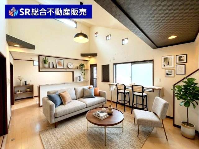 高井田中1丁目中古戸建の居間・リビング|リビングは広々16.0帖で、天井が高く開放的です♪ご家族でゆっくり寛ぐことができる空間です☆