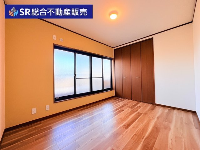 鴻池町1丁目中古戸建の子供部屋|3階北側6.0帖：アクセントクロスがおしゃれな洋室です。お子様のお部屋としていかがでしょうか♪
