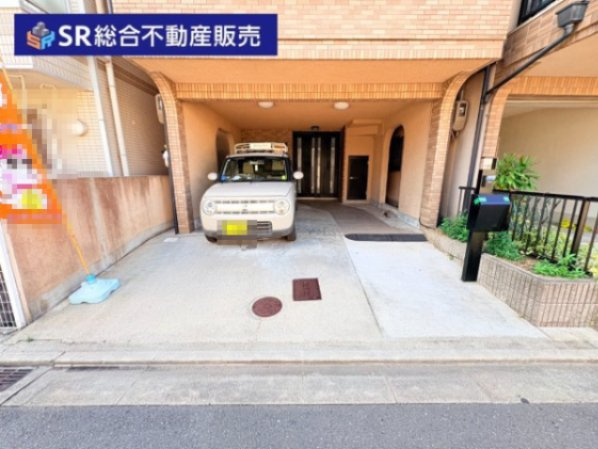 鴻池町1丁目中古戸建の駐車場|ビルトインガレージ2台は大切なお車が汚れにくく、直接室内へ行き来でき雨に濡れずに済みます♪車種によってはもう1台、駐車スペースとして余裕がございます。

