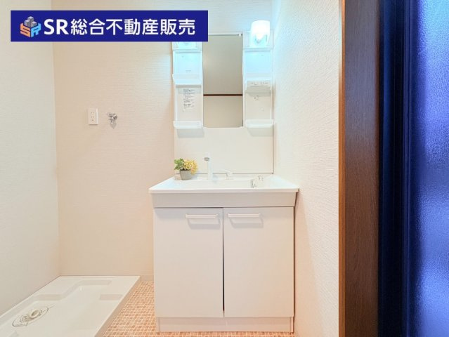 鴻池町1丁目中古戸建の独立洗面台|シャワー付きで、両サイドと下部に小物収納があり便利です。
