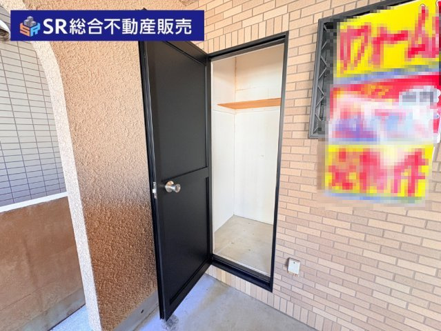 鴻池町1丁目中古戸建の収納|玄関外にも2か所物入があります♪鍵付きで安心。アウトドア用品、洗車道具、ゴルフバッグなどを収納しておけます♪