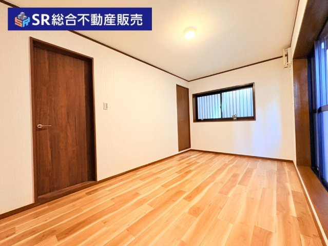 鴻池町1丁目中古戸建の洋室|1階7.5帖：書斎や趣味部屋としても最適なお部屋です。
