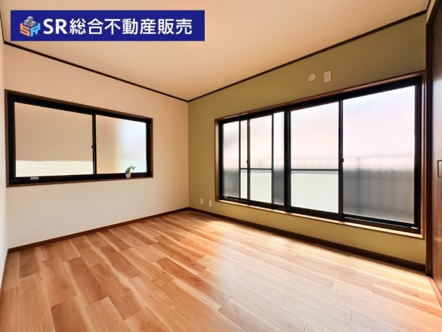 鴻池町1丁目中古戸建の洋室|3階南側6.0帖：個人のお部屋としても使いやすいです☆
