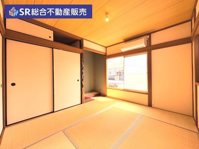 東鴻池町4丁目中古戸建の寝室|2階5.25帖：バルコニーへ出入りできるお部屋です。寝室としてもいかがでしょうか☆
