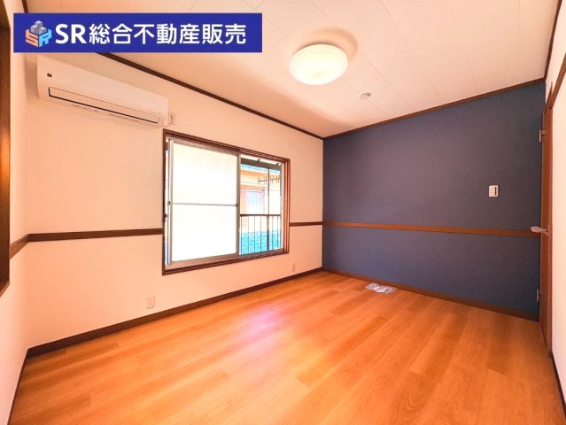 東鴻池町4丁目中古戸建の洋室|2階6.0帖：アクセントクロスがおしゃれな洋室です。個人のお部屋としていかがでしょうか♪

