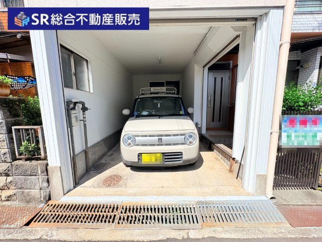 東鴻池町4丁目中古戸建の駐車場|2面採光の明るいお部屋です！子供部屋にいかがでしょうか