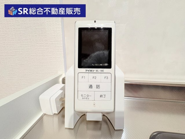 東鴻池町4丁目中古戸建の防犯設備|シャッター付き車庫（車種による）があり大事なお車を雨風から守れ、3方向から出入り可能です！