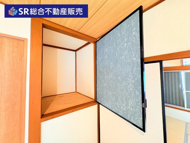 東鴻池町4丁目中古戸建の収納|開きドアなので開閉がしやすい収納です
