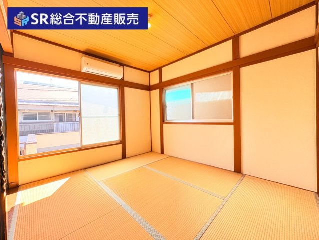 東鴻池町4丁目中古戸建の寝室|2階5.25帖：幅広い用途に対応できるゆとりある空間です！

