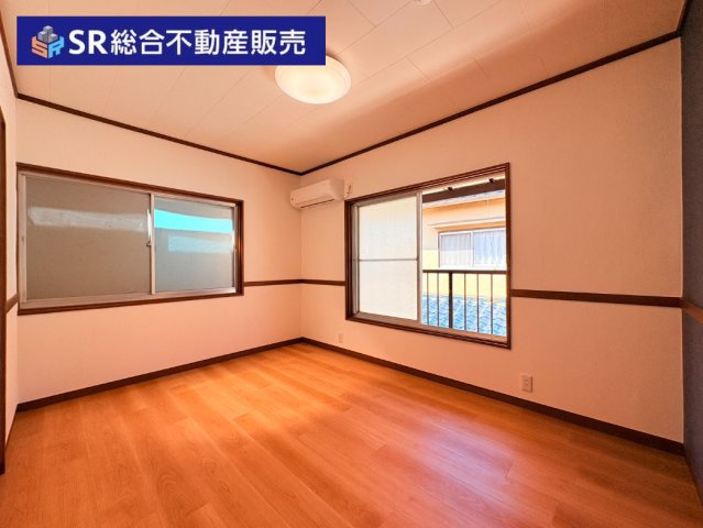 東鴻池町4丁目中古戸建の洋室|2階6.0帖：書斎や趣味部屋としても最適なお部屋です。

