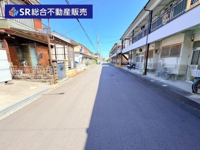 東鴻池町4丁目中古戸建の前面道路含む現地写真|当日予約も大歓迎です！土日祝、雨の日やお子様連れのお客様の送迎も可能ですのでお気になさらずお問合せ下さい。お仕事終わりのお時間にも柔軟に対応致しますのでお気軽にお申し付け下さいませ。