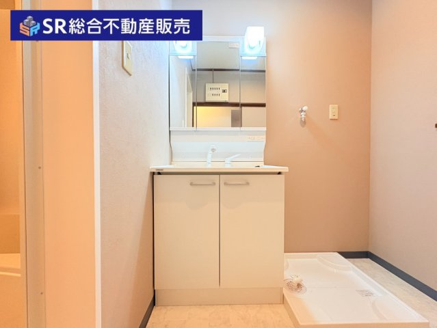 東鴻池町5丁目中古戸建の独立洗面台|シャワー付☆三面鏡裏と下部に小物収納があり、洗面用具や日用品などの保管に便利です！
