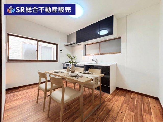 東鴻池町5丁目中古戸建のキッチン|ご家族で食卓を囲める広さはあります！