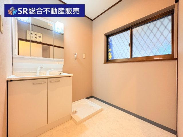 東鴻池町5丁目中古戸建の脱衣所|温水シャワー付洗面化粧台があり朝の支度も楽々です☆