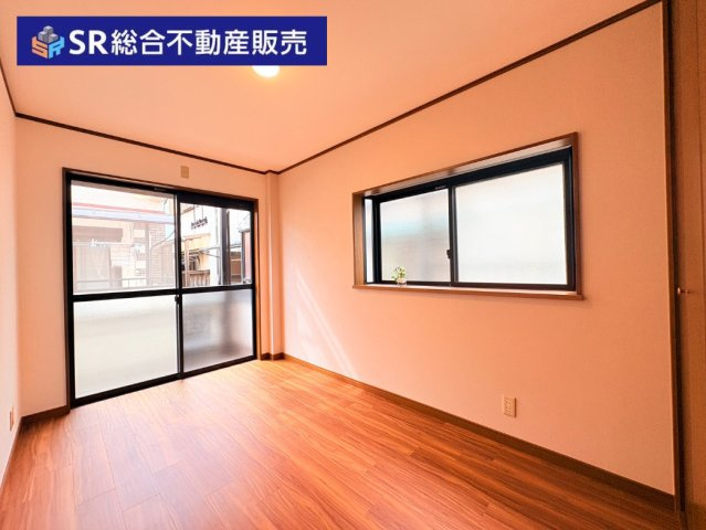 南上小阪中古戸建の洋室|【2階5.0帖】個人のお部屋としても使いやすいです☆出窓もございます★
