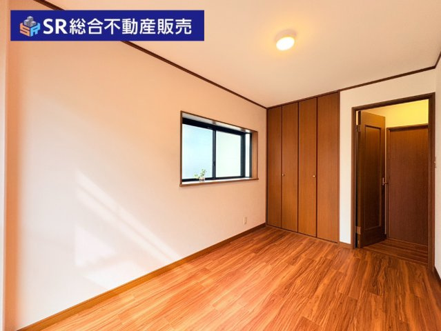 南上小阪中古戸建の洋室|【2階5.0帖】シンプルな空間は家具の配置もしやすいです！
