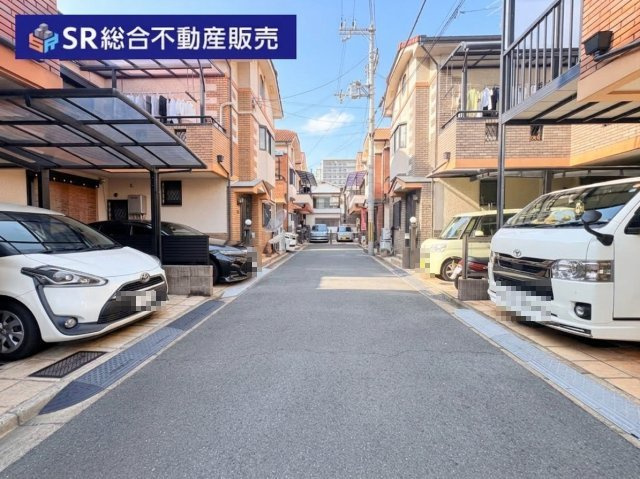南上小阪中古戸建の前面道路含む現地写真|当日予約も大歓迎です！土日祝、雨の日やお子様連れのお客様の送迎も可能ですのでお気になさらずお問合せ下さい。お仕事終わりのお時間にも柔軟に対応致しますのでお気軽にお申し付け下さいませ。
