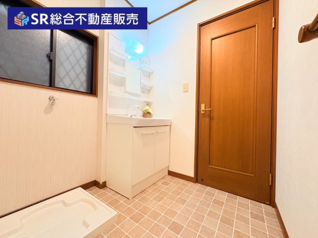 南上小阪中古戸建の脱衣所|広めの脱衣場には、室内洗濯機置き場・独立洗面台もございます♪
