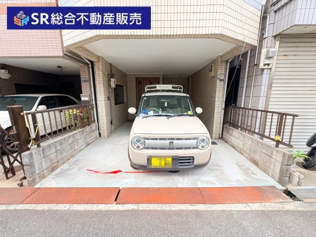 近江堂3丁目中古戸建の駐車場|駐車場はビルトインガレージなので、大切なお車が汚れにくく、直接室内へ行き来でき雨に濡れずに済みます♪
