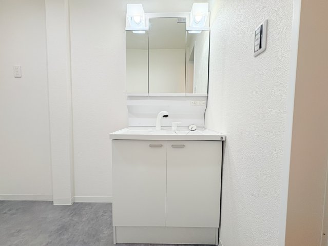 近江堂3丁目中古戸建の独立洗面台|シャワー付☆三面鏡裏と下部に小物収納があり、洗面用具や日用品などの保管に便利です！
