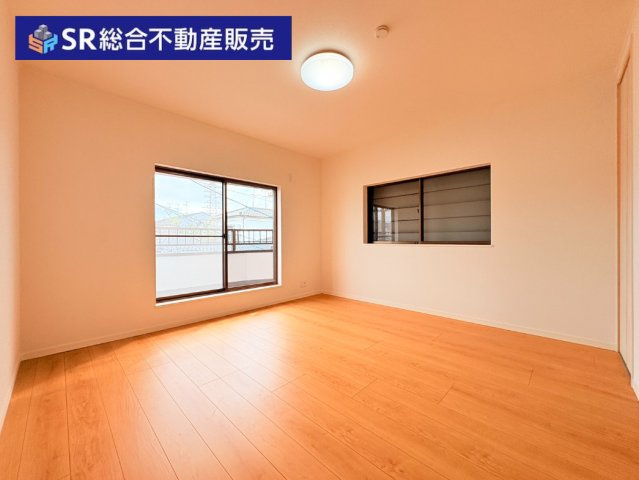 近江堂3丁目中古戸建の寝室|3階12.5帖洋室：3階バルコニーへ出入りできます。
