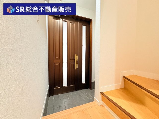 近江堂3丁目中古戸建の玄関|内覧時は現地待ち合わせ・ご希望場所までの送迎などお気軽にご相談ください。
