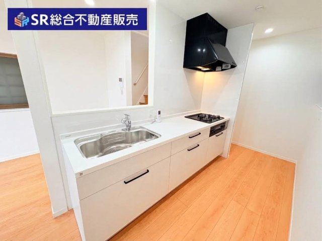 近江堂3丁目中古戸建のキッチン|人気のカウンターキッチンです♪家族との会話を楽しみながらお料理ができます！（※室内画像は加工により家具等を消しています。）

