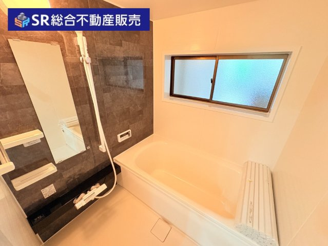 近江堂3丁目中古戸建の浴室|足を伸ばして入浴できるゆったりとした浴室で、１日の疲れを癒してくれます。
