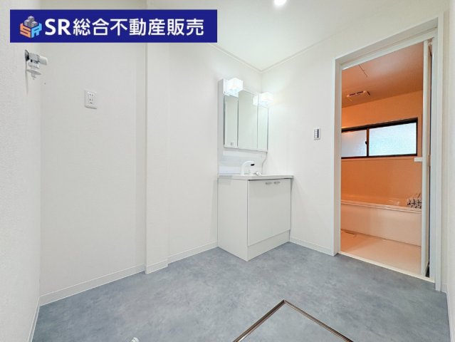 近江堂3丁目中古戸建の脱衣所|広めの脱衣場には、室内洗濯機置き場・独立洗面台もございます♪
